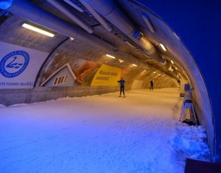 El túnel para los esquíes y snowbord en Vuokatti